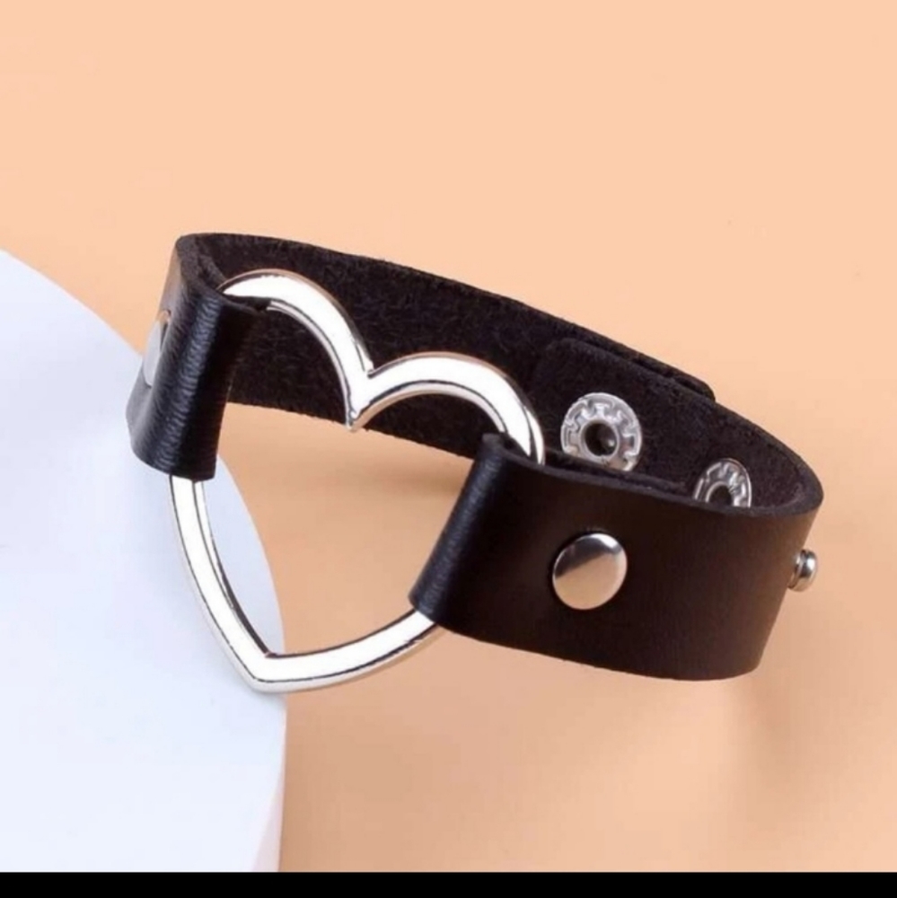 (B1B3) Leather Silver Heart Bracelet